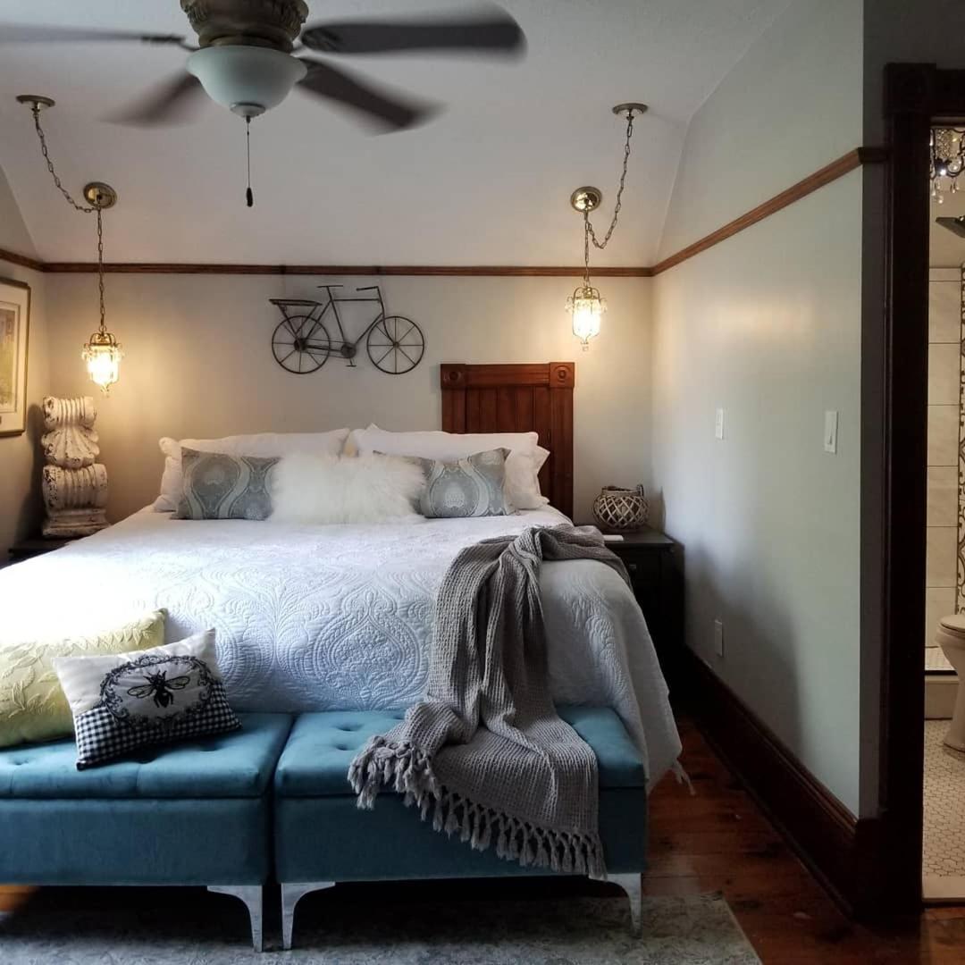 The Walnut Grove Bnb Harrow Room photo